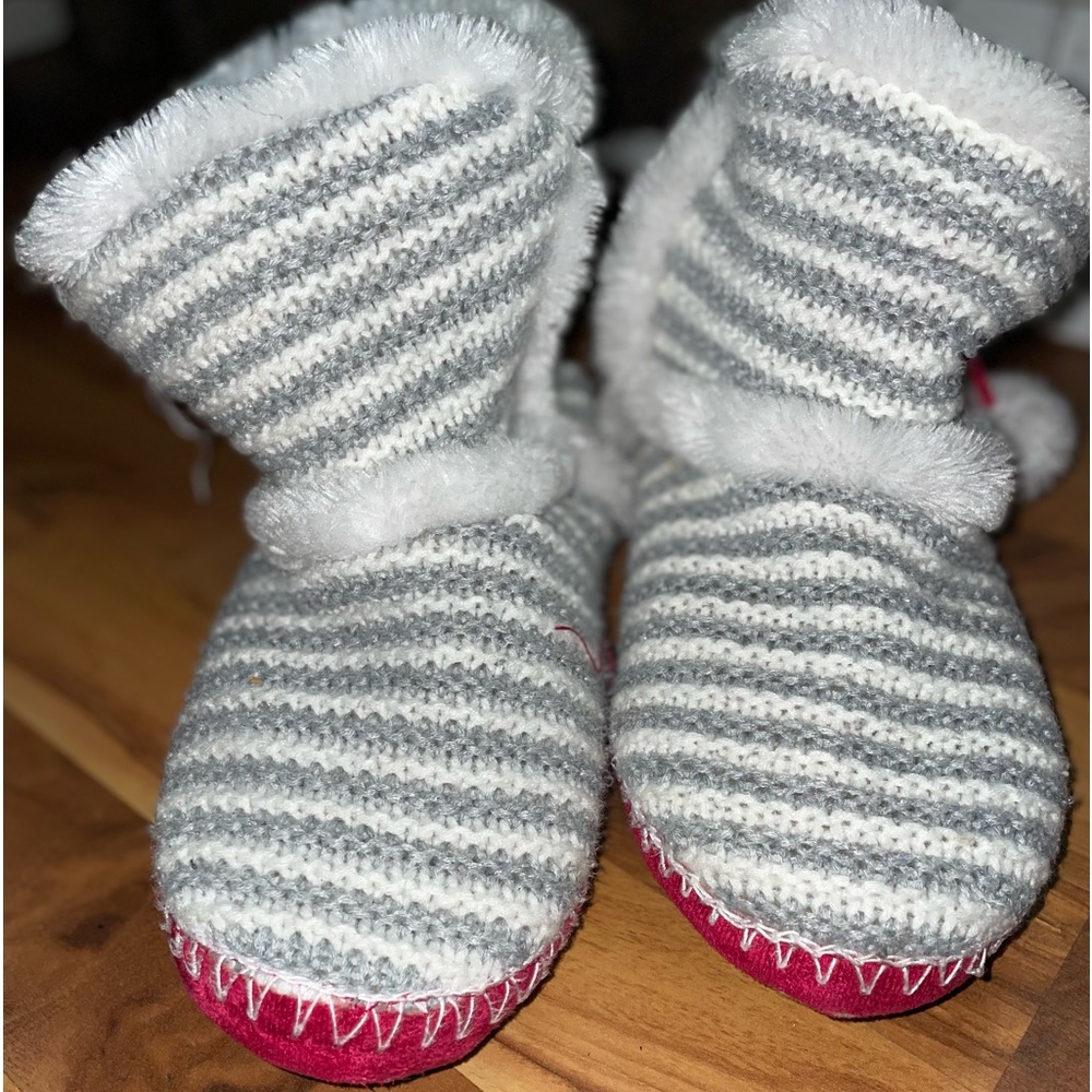Toasty Knitted Memory Foam Slippers Brand: Totes Color: Grey & White Size: Large